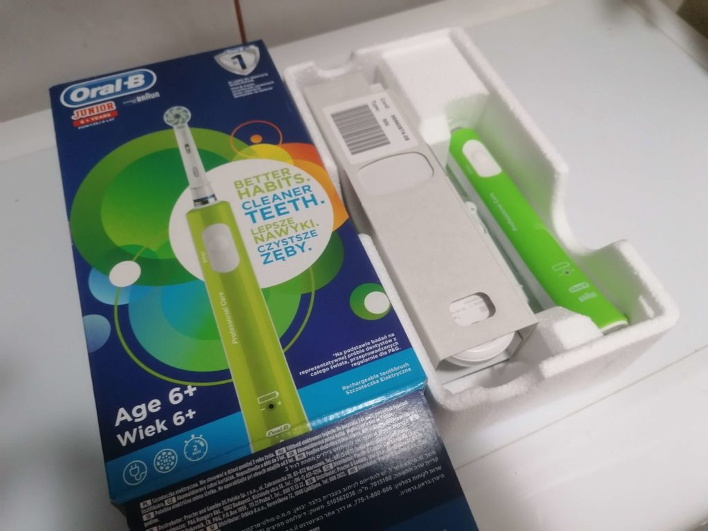 zawartość pudełka szczoteczki Oral-B Junior